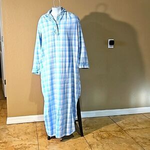 Carriage Court Classic Nightgown  Size M 100% Cotton  Vintage  EUC